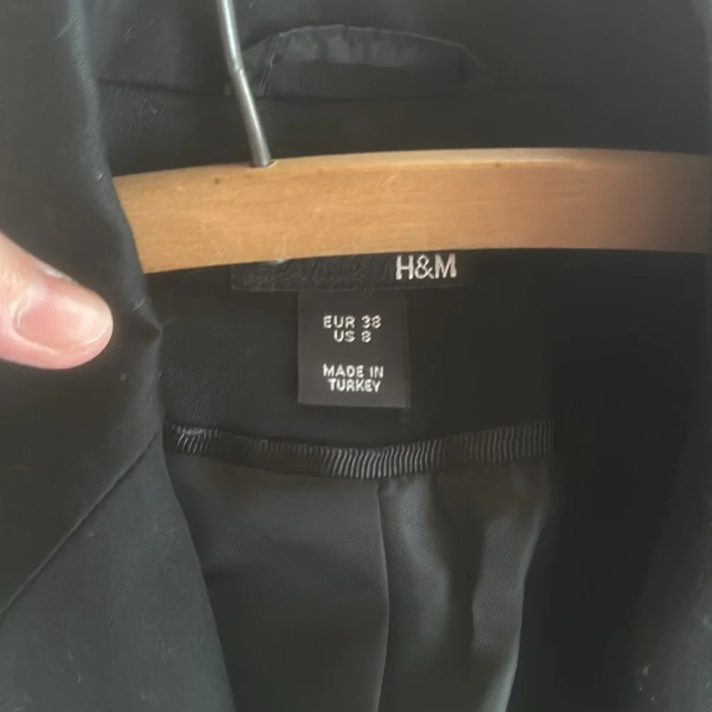 H&M black blazer.  Size 8 - Picture 3 of 3